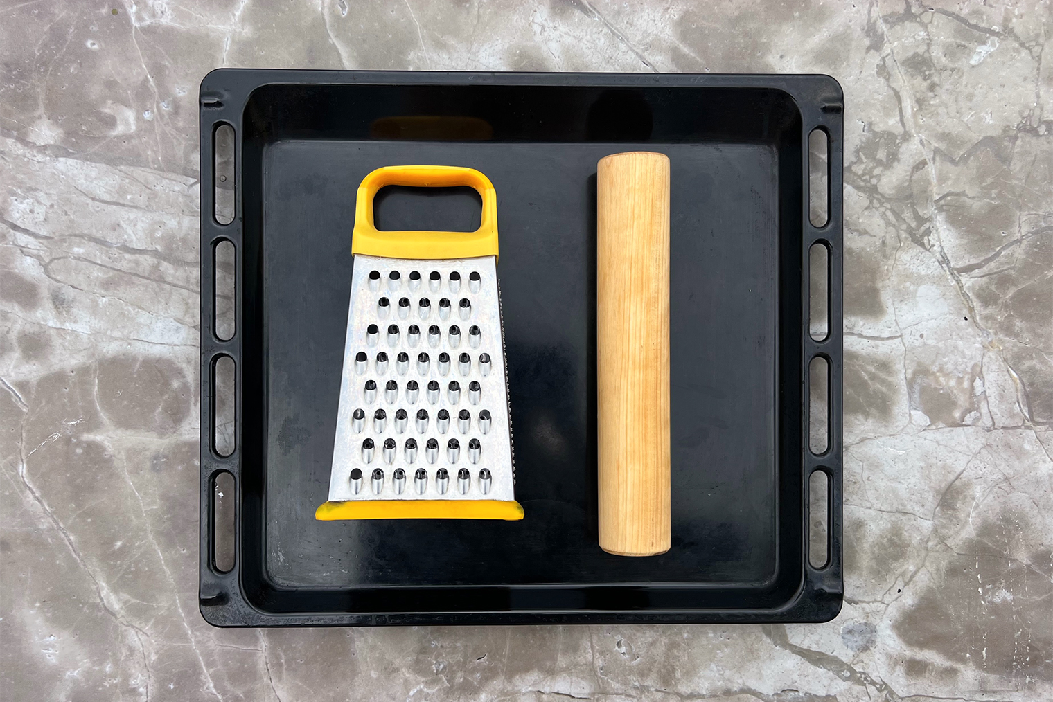 Из инвентаря понадобится крупная терка, скалка и большой противень