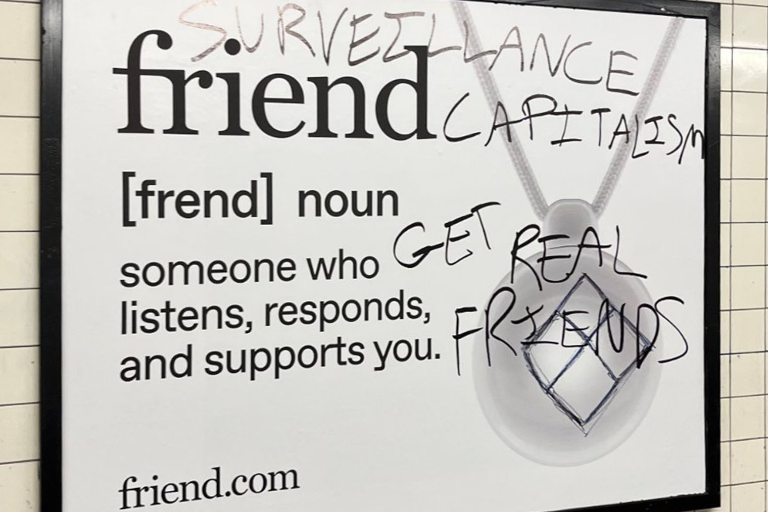 Граффити «Капитализм слежки» и «Найди реальных друзей». © margs / x.com