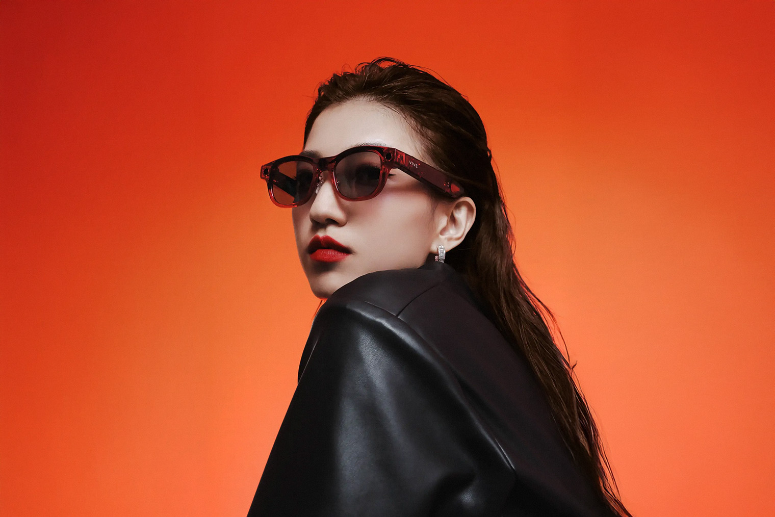 Очки HTC Vive Eagle оснащены заметными невооруженным глазом элементами управления. Источник: Vive