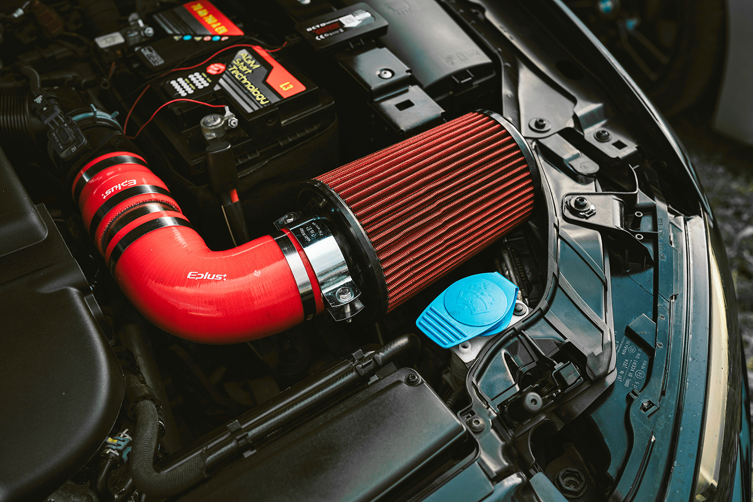 Такому фильтру нулевого сопротивления не нужен корпус — армированную бумагу жестко фиксируют между верхней и нижней крышками. © pporiphotos / Shutterstock / FOTODOM