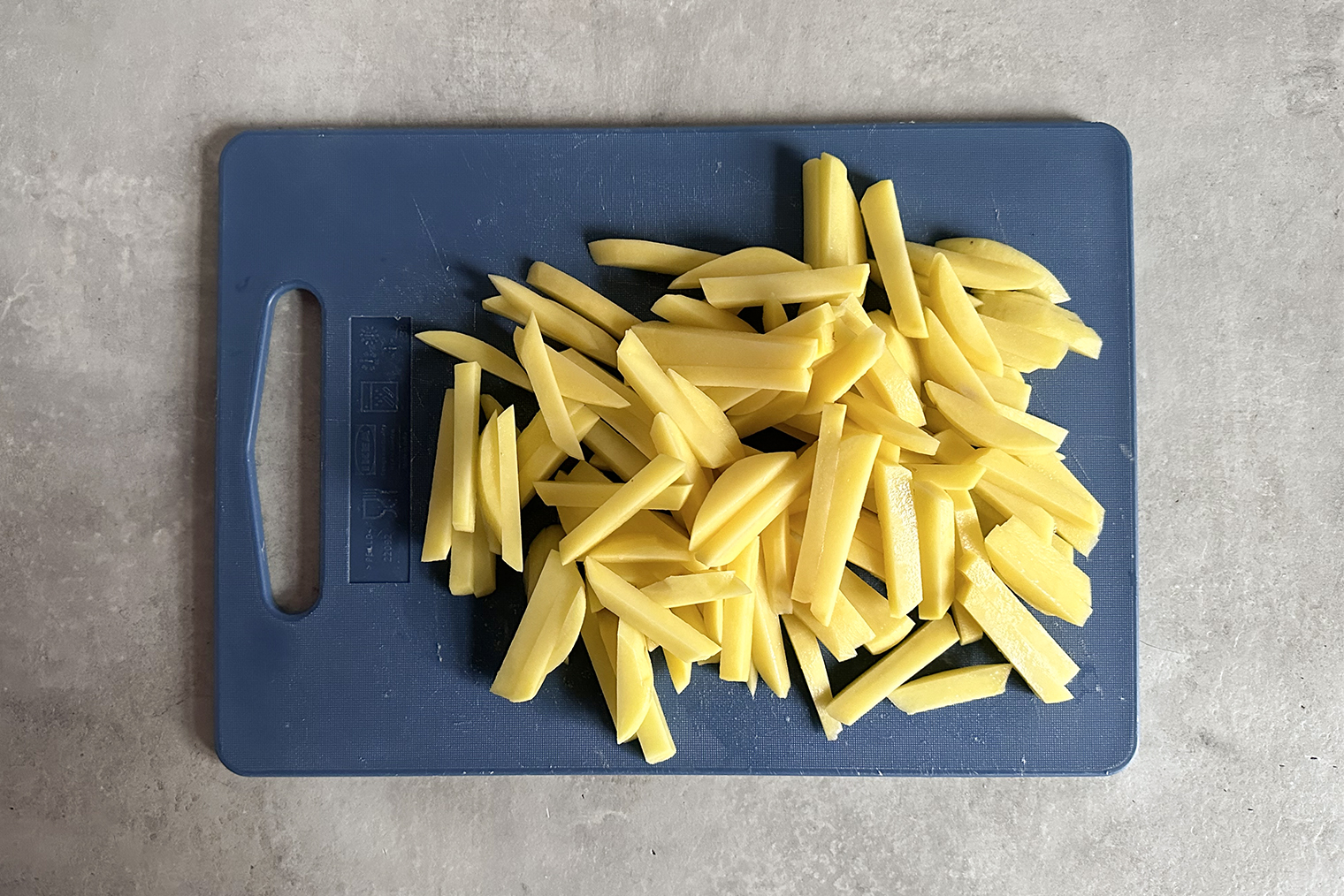 Шаг 1. Картошку нарежьте брусочками шириной до 1 см