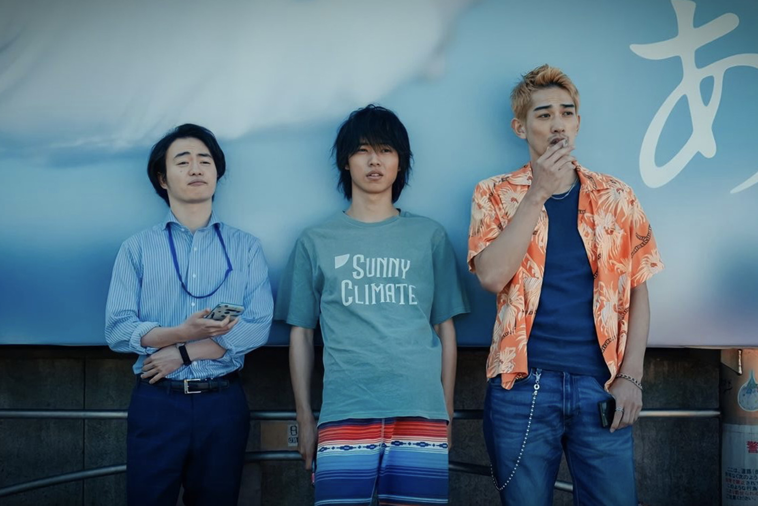 Арису — пассивный и потерянный молодой человек. Он замкнулся после смерти матери, чувствует себя ненужным и не хочет ничего менять