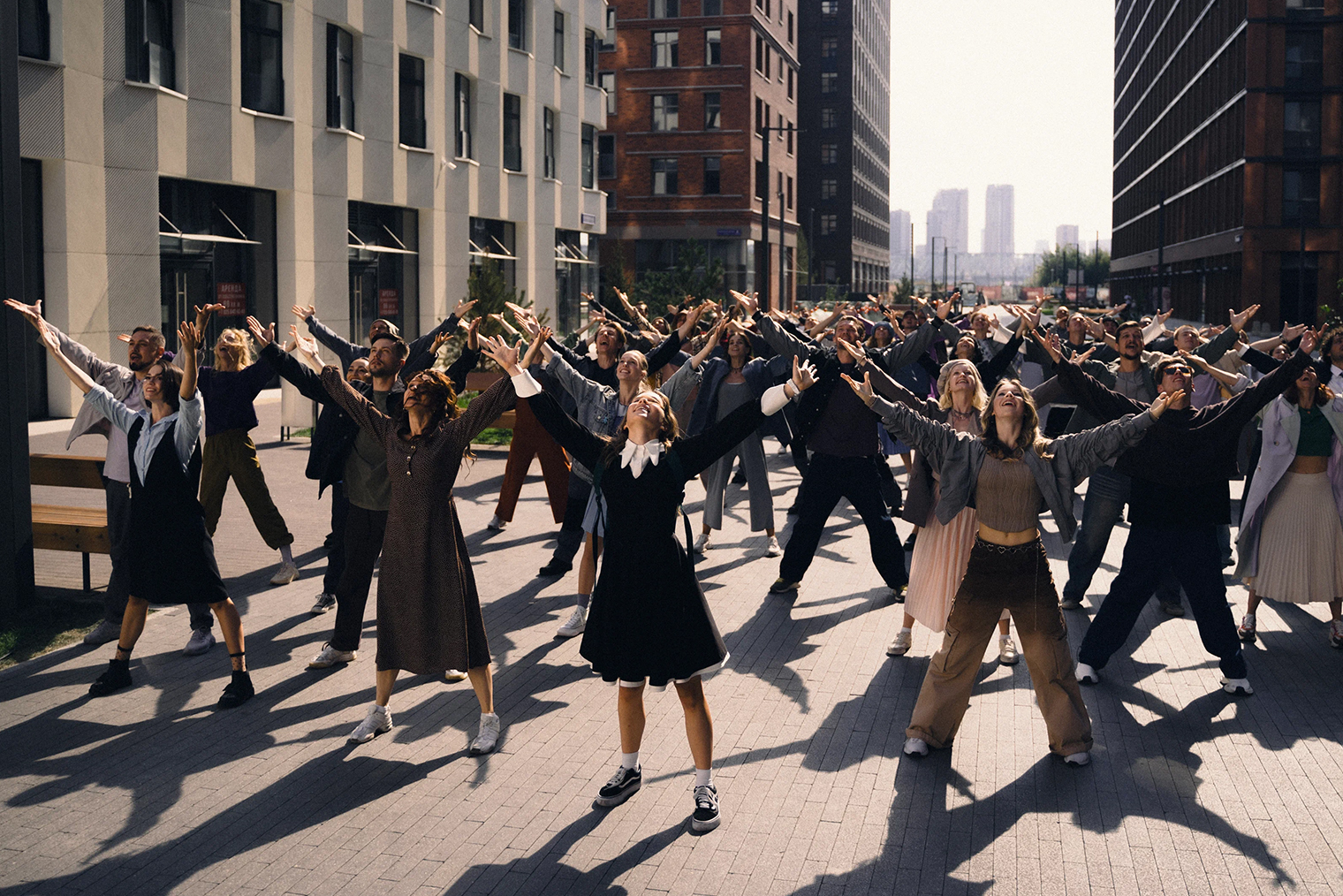 Музыкальные номера случаются не только в Стране чудес, но и в реальности. С одного из них начинается фильм