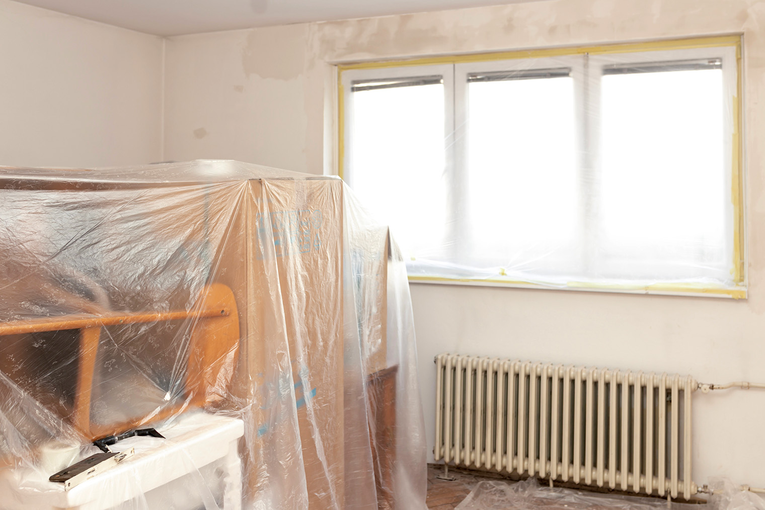 Для защиты вещей и окон используют пленку. Самый надежный вариант — тепличная толщиной от 100 мкм. © Samir Behlic / Shutterstock / FOTODOM