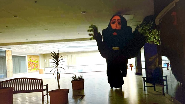 Аналоговый хоррор Кейна Парсонса The Oldest View снят на современную видеокамеру и стилизован под обычное ютуб-видео о заброшенном торговом центре. По критериям времени и «аналоговости» он будто бы не относится к поджанру, но фанаты считают иначе. © Kane Pixels