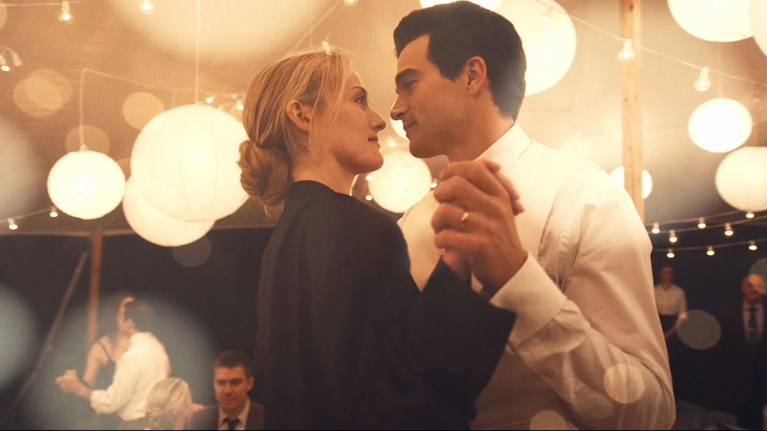 После первых кадров пользователи интернета раскритиковали экранный образ Кэролин Бессетт-Кеннеди, которая в 1990-х была иконой стиля. Блонд актрисы Сары Пиджон назвали слишком ненатуральным, а костюмы — выглядящими так, будто их наспех собрали в магазинах массмаркета. © FX