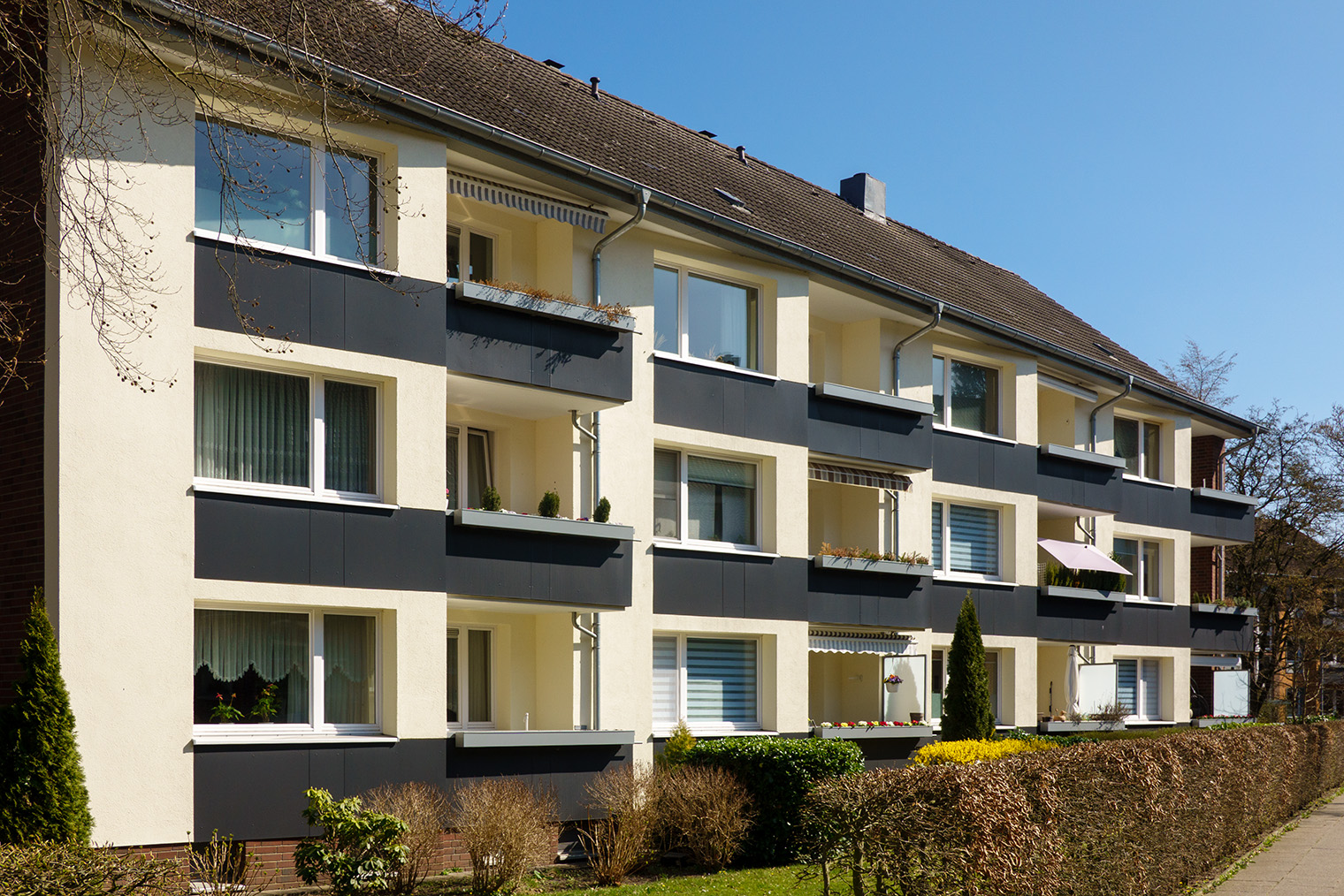 Типичный многоквартирный дом в Германии. Фотография: deepblue4you / iStock