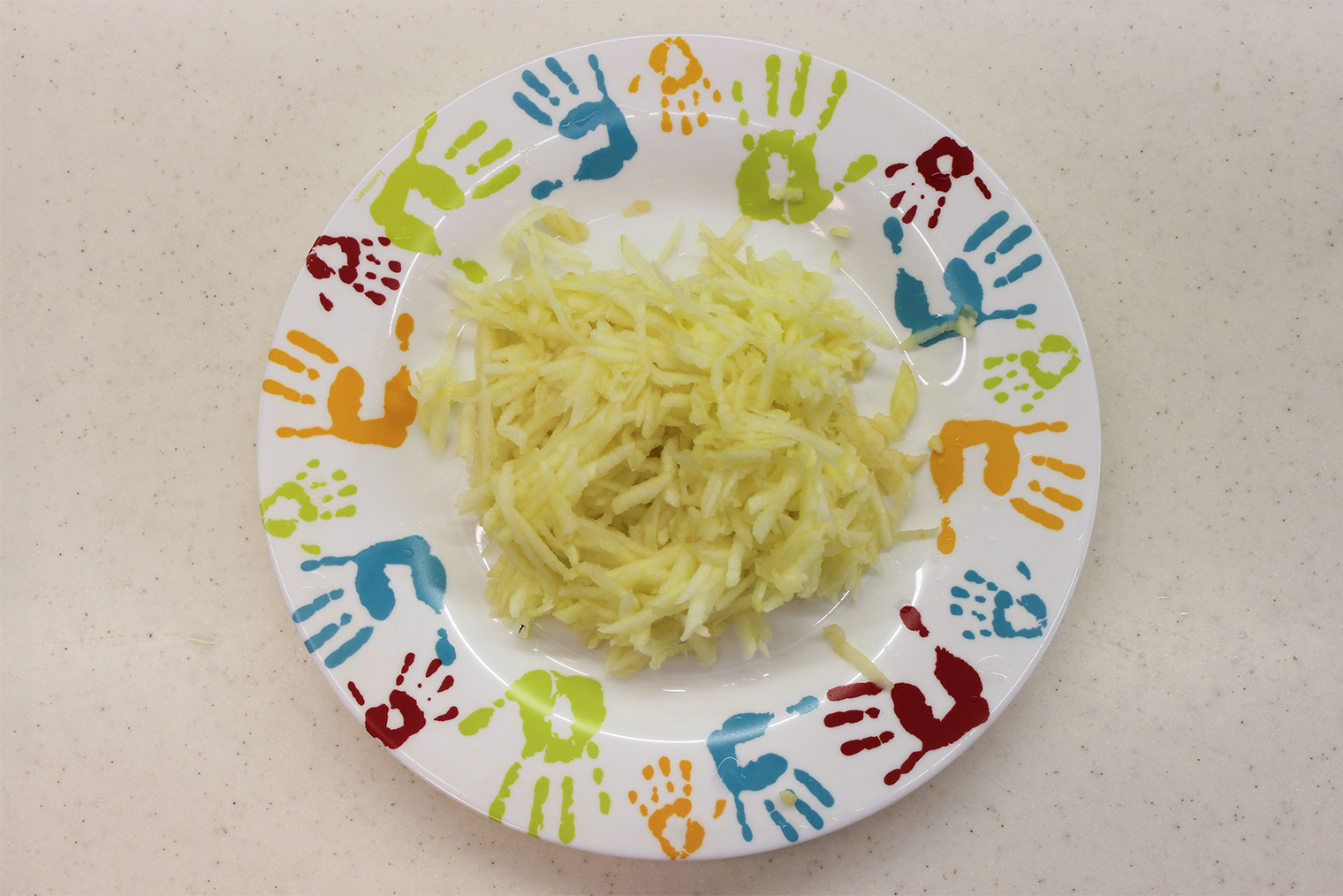 Шаг 1. Яблоко очистите от кожуры и семечек, натрите на крупной терке. Если фрукт очень сочный, отожмите его