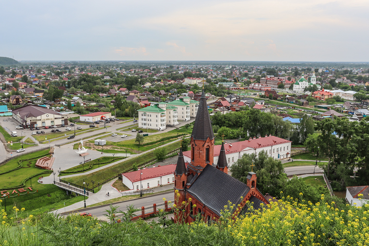 Перед Троицким храмом есть небольшой сквер для прогулок. Фотография: Tatiana_Panova / Shutterstock / FOTODOM