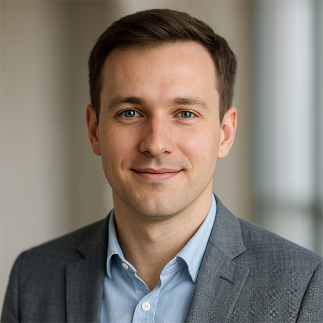 Этого человека не существует: его нарисовал ChatGPT по запросу «Сгенерируй мне картинку человека, которую можно будет вставить на сайт, типа он оставил отзыв». Нейросеть забыла нарисовать на рубашке отверстие для верхней пуговицы — пожалуй, это единственная яркая деталь, которая выдает ее работу