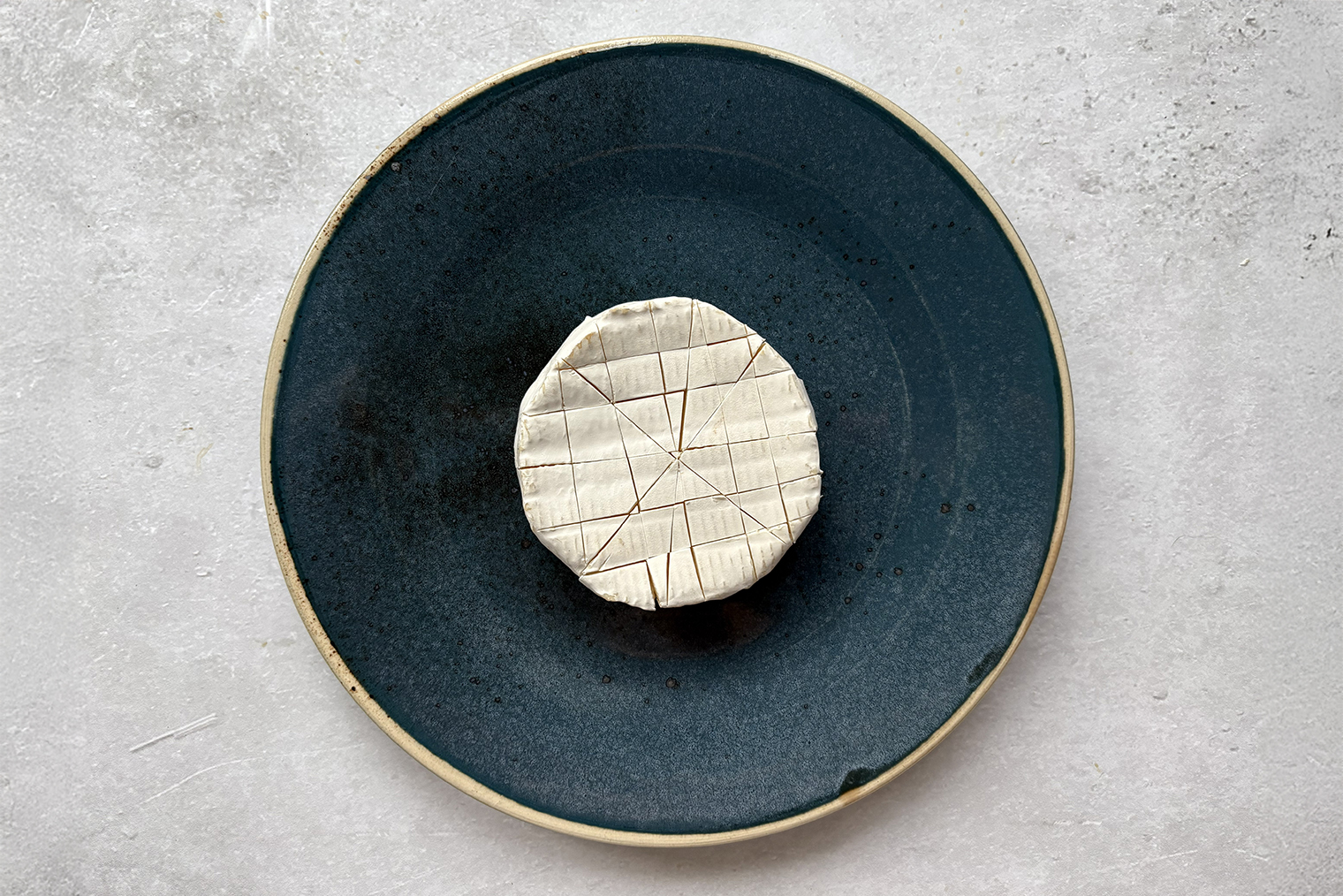 Шаг 1. Начните разогревать духовку до 200 °С. На верхней корочке бри сделайте несколько неглубоких перекрестных надрезов. Не прорезайте насквозь, иначе сыр развалится