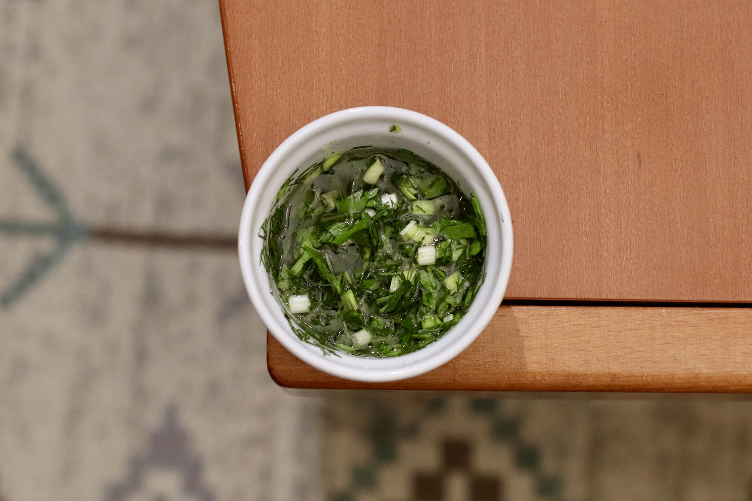 Шаг 1. Зелень мелко порубите и смешайте с маслом