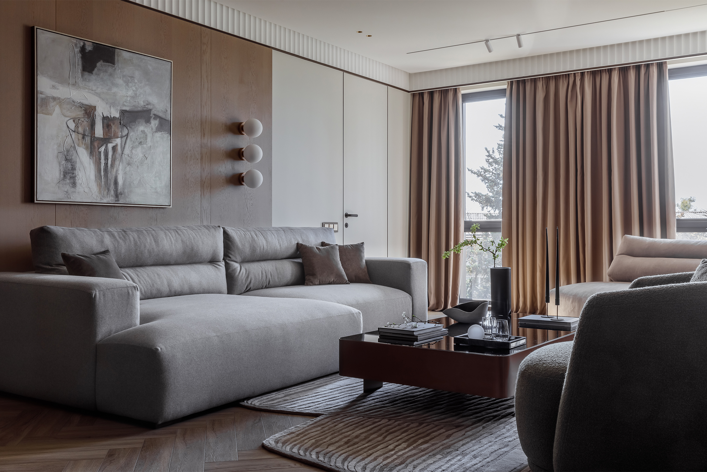 Шпонированные панели красиво отражают свет за счет гладкой фактуры