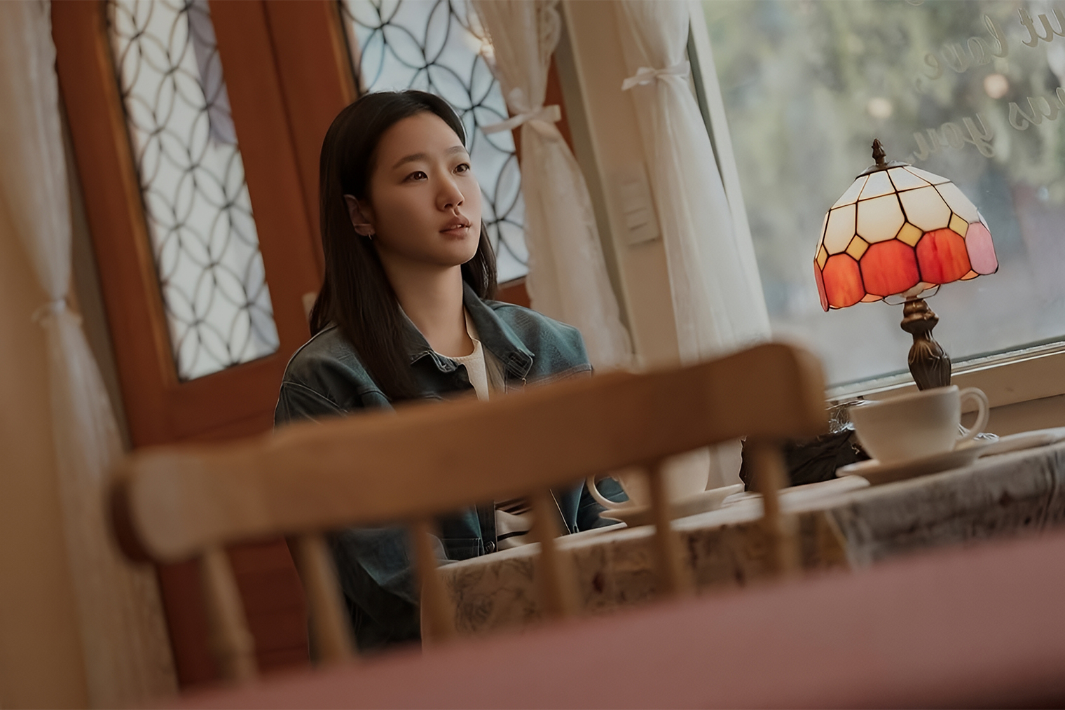 Ким Го-ын, сыгравшая Ын-чжон, призналась, что поправилась ради роли. Актриса объяснила свое решение так: «Когда мне был 21 год, я чувствовала, что все еще сохраняю энергию подростка и не зацикливаюсь на внешности. Оглядываясь на себя в юности, помню, что у меня были очень пухлые щечки». Кадр: Netflix