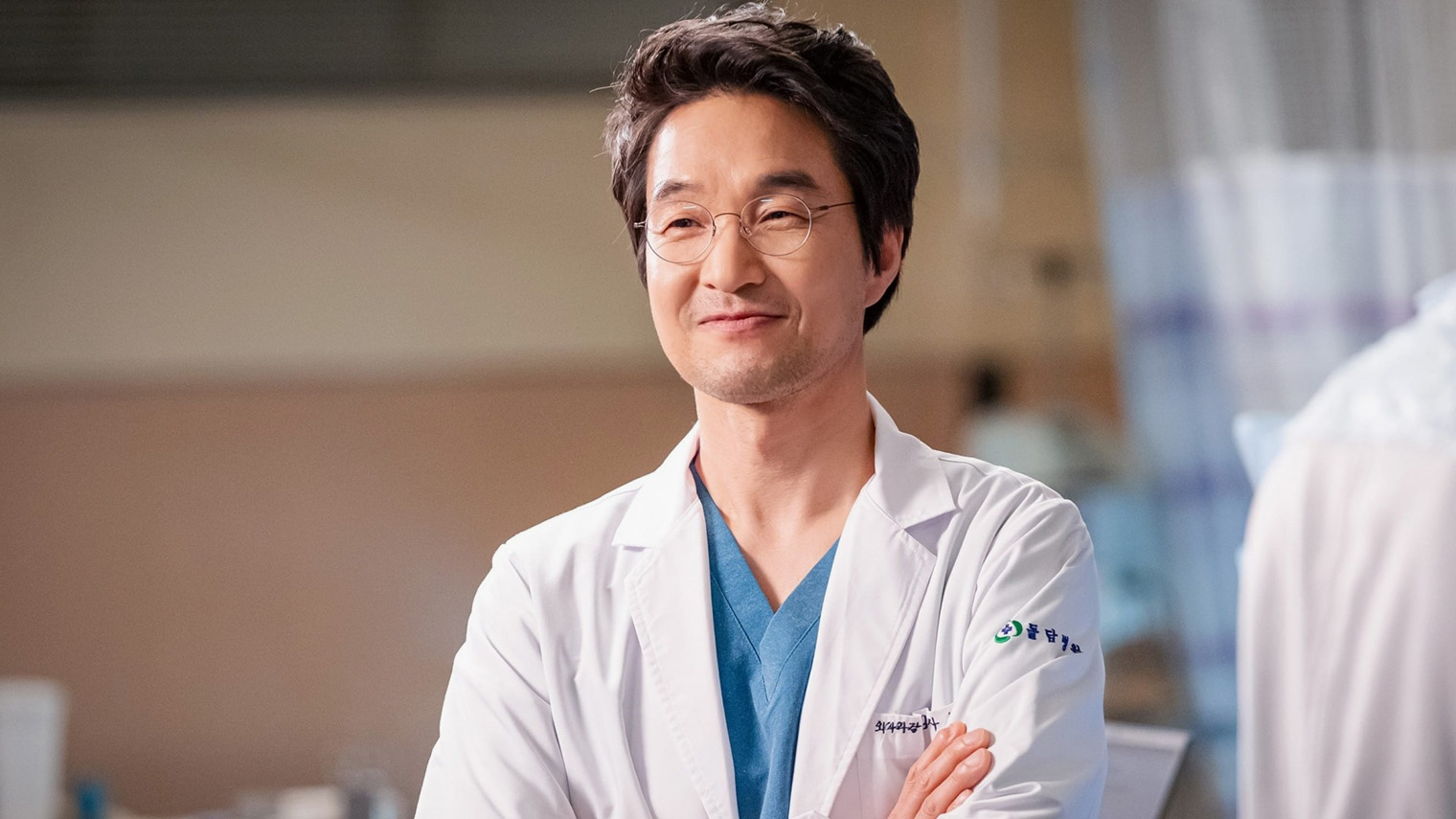 «Учитель Ким, доктор Романтик» стабильно бил рекорды по просмотрам и до последнего времени оставался в числе самых популярных шоу Кореи. А Хан Сок-кю получил главную корейскую премию «Дэсан» как лучший актер в 2016 году. Кадр: «Кинопоиск»