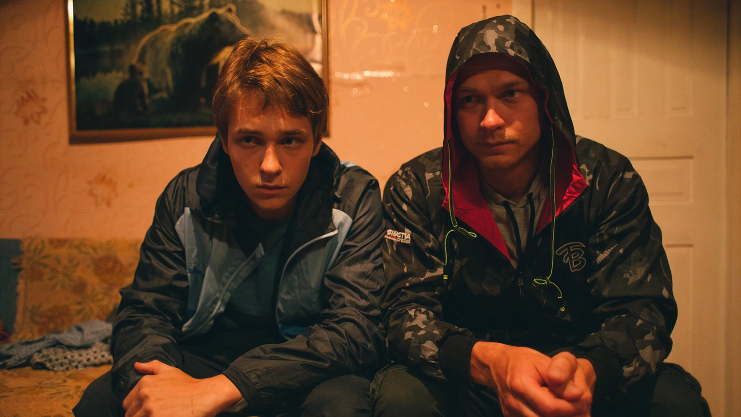 Фильм снимали в хронологическом порядке: съемочная группа двигалась прямо по маршруту героев-беглецов, уходя все дальше в глубинку Якутии. Это задает особый шарм картине. Кадр: «Вольга»