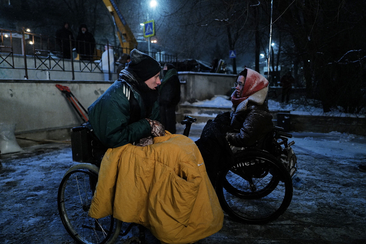 В шоу выдающаяся работа с цветом и светом, а соотношение сторон экрана выбрано 4:3. Из-за этого «Встать на ноги» не выглядит как типичный российский сериал о глубинке: он теплый и уютный. © Okko