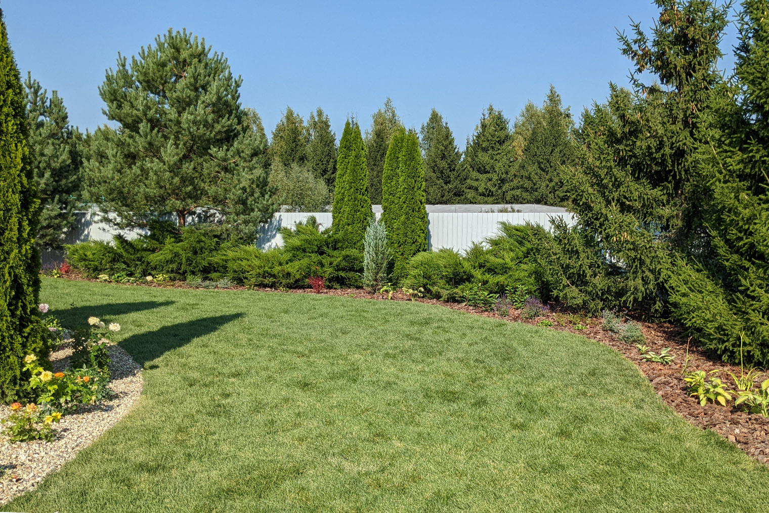 Не обязательно закрывать сплошной стеной весь периметр сада. Достаточно выбрать самые проблемные зоны и там расположить растения-ширмы. Источник: razumsad.com