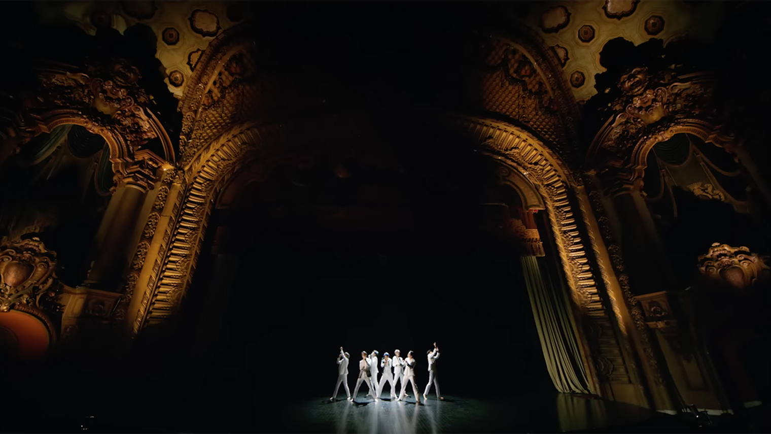 Выступления BTS с этой песней на шоу и премиях не менее завораживающие. Есть, например, номер с инструментальной версией Black Swan без слов, где танец выходит на первый план, или камерный перформанс на шоу Джеймса Кордена