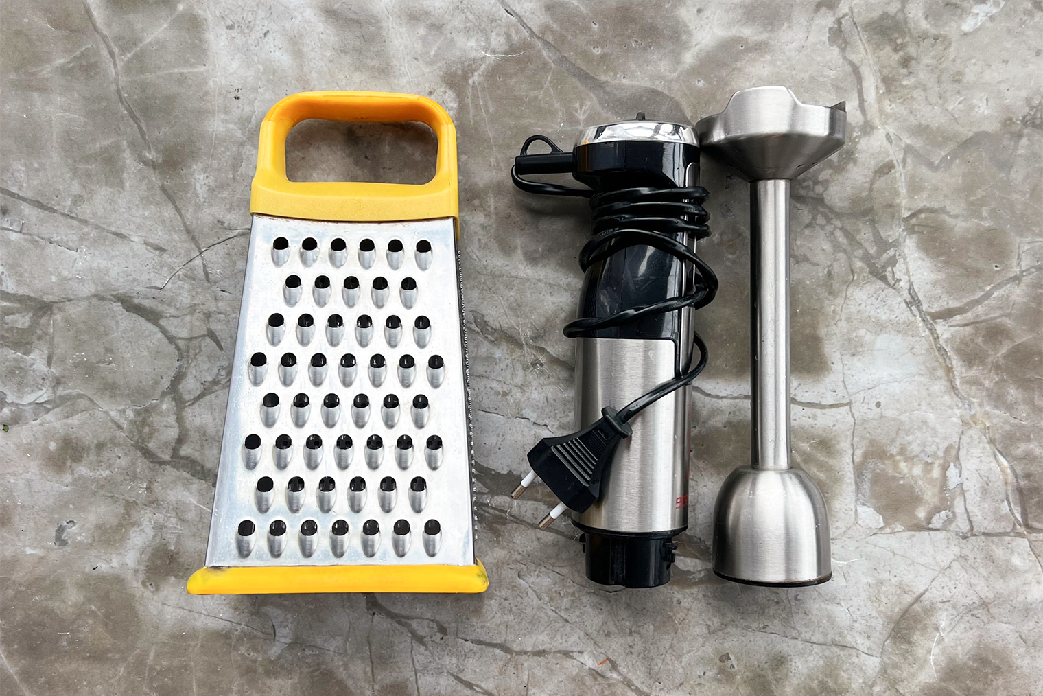 Из инвентаря понадобится крупная терка и погружной блендер