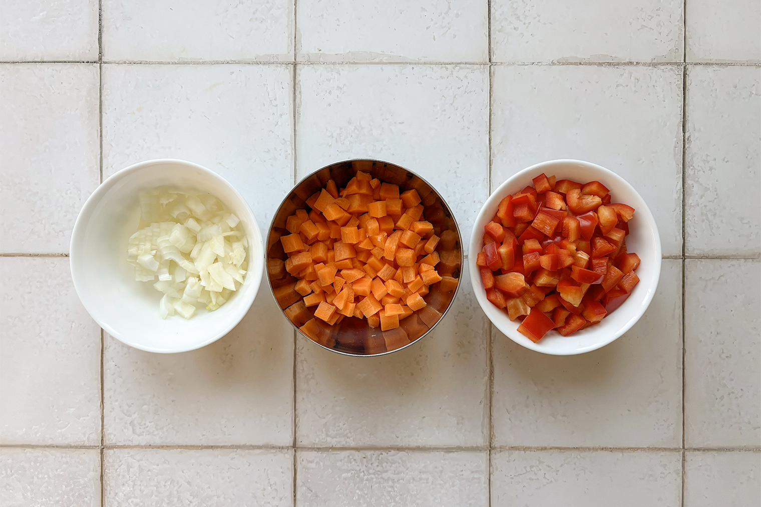 Шаг 1. Лук, морковь и перец нарежьте средними кубиками