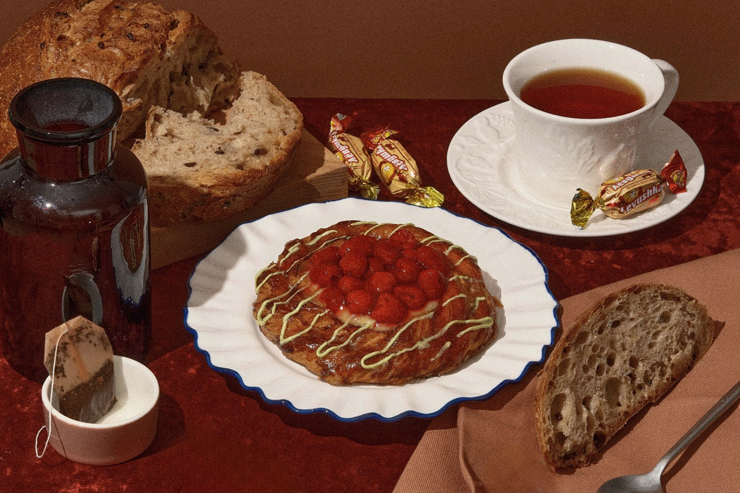 Мой любимый вензель с малиной. Он кажется мне такой же неотъемлемой частью Петербурга, как реки и каналы или Невский проспект. Источник: bushe.bakery в соцсетях