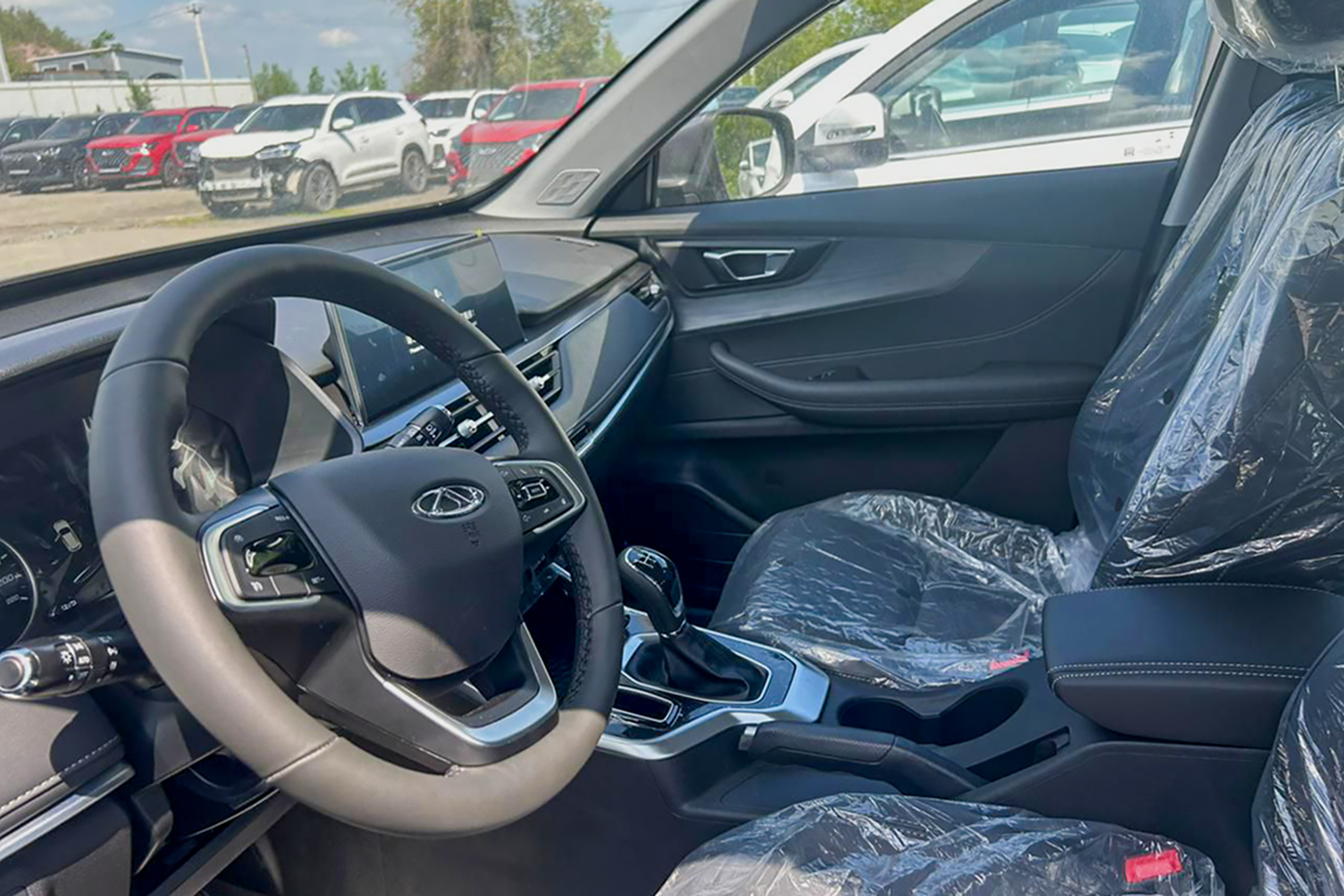 В Tiggo 4 Pro салон лучше, чем в отечественных автомобилях за те же деньги. В Tiggo менее просторно, если сравнивать с Lada Vesta, но все необходимое там есть