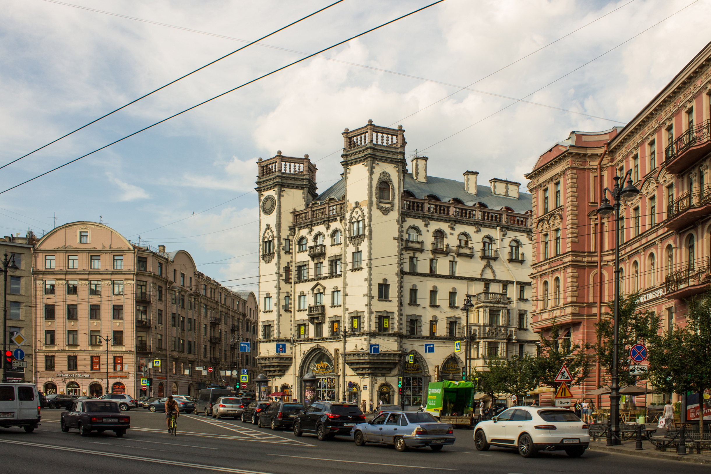 На Петроградке есть все: и великолепные старые дома, и современный фонд, и красивые набережные. Фотография: Sofia Voronkova / Shutterstock / FOTODOM