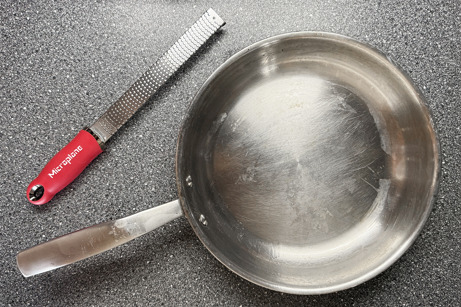 Из инвентаря понадобится мелкая терка для сыра, крупная не подойдет. Макароны будем варить в широкой сковороде. Если такой нет — расскажу, как действовать, дальше в статье