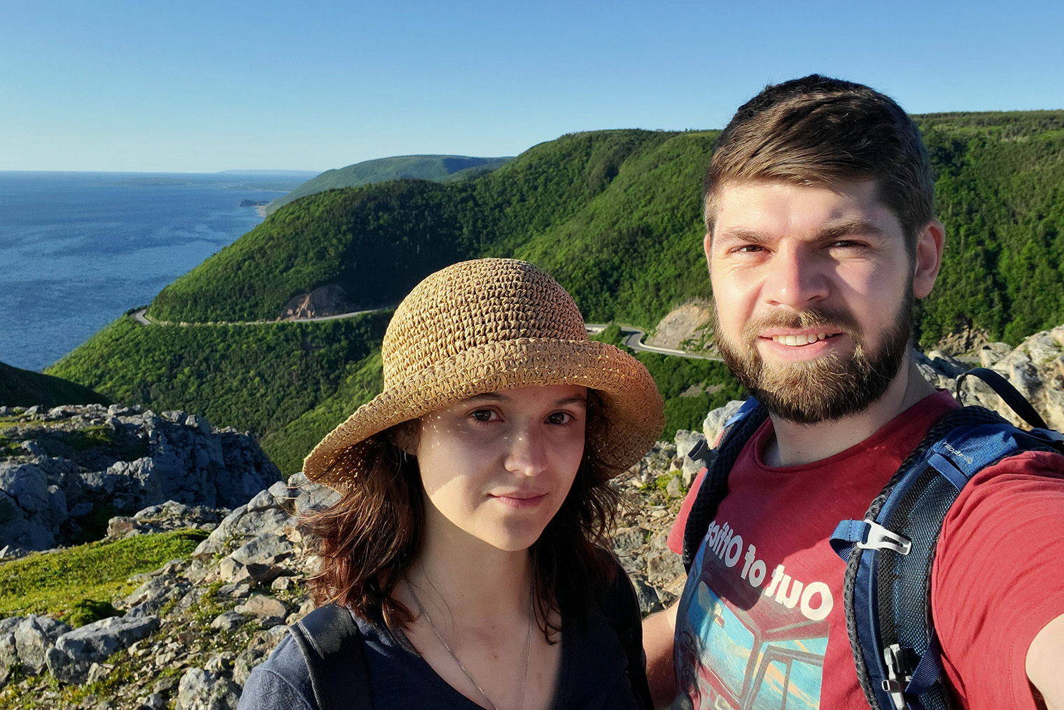 Я с женой Марией на фоне холмов в национальном парке Cape Breton Highlands в провинции Новая Шотландия. С вершины открывается великолепный вид на залив Святого Лаврентия — самое крупное на Земле устье реки