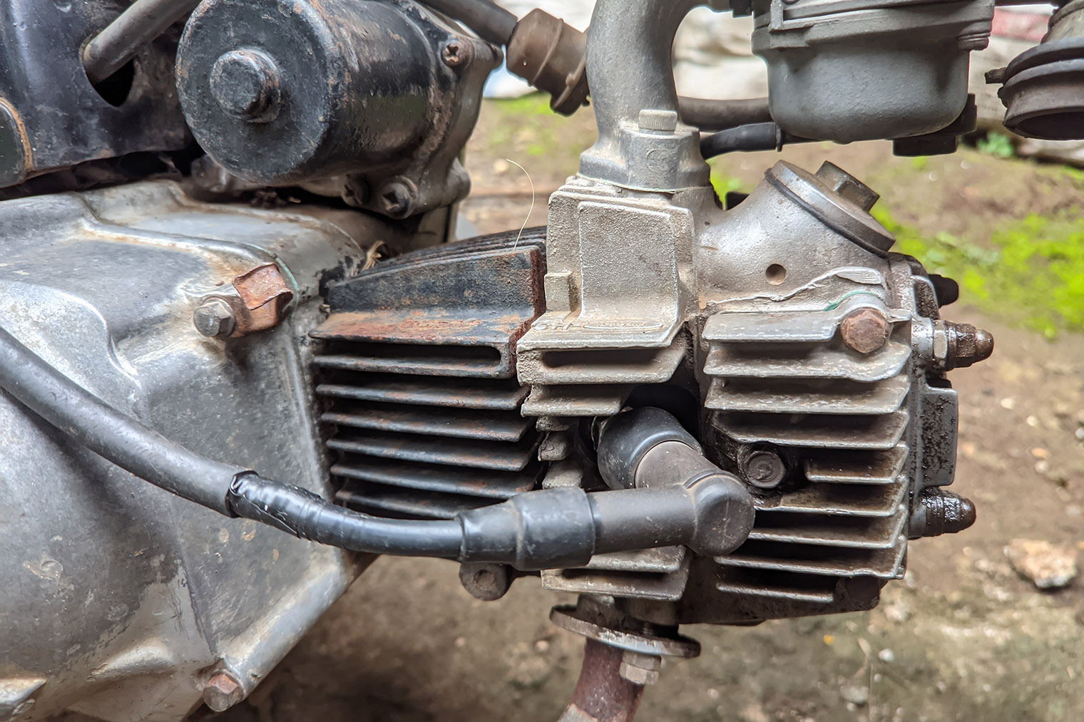 Ребра охлаждения на двигателе старого мотоцикла обдуваются потоком воздуха при движении. Этого хватает, чтобы избежать перегрева, — в вентиляторе нет необходимости. Фото: Wong Gunkid / Shutterstock