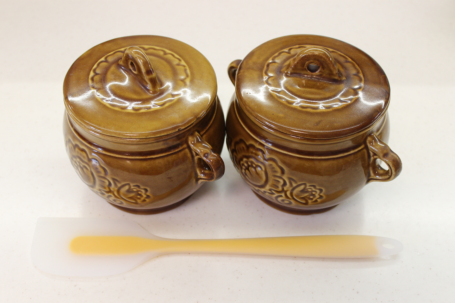 Из инвентаря понадобится лопатка и глиняные горшочки — количество ингредиентов в рецепте рассчитано на три штуки. У меня всего два, поэтому третью порцию чанах я готовлю в обычной форме для запекания. Вместо крышки — фольга. Если у вас нет горшочков, просто возьмите большую форму с высокими стенками