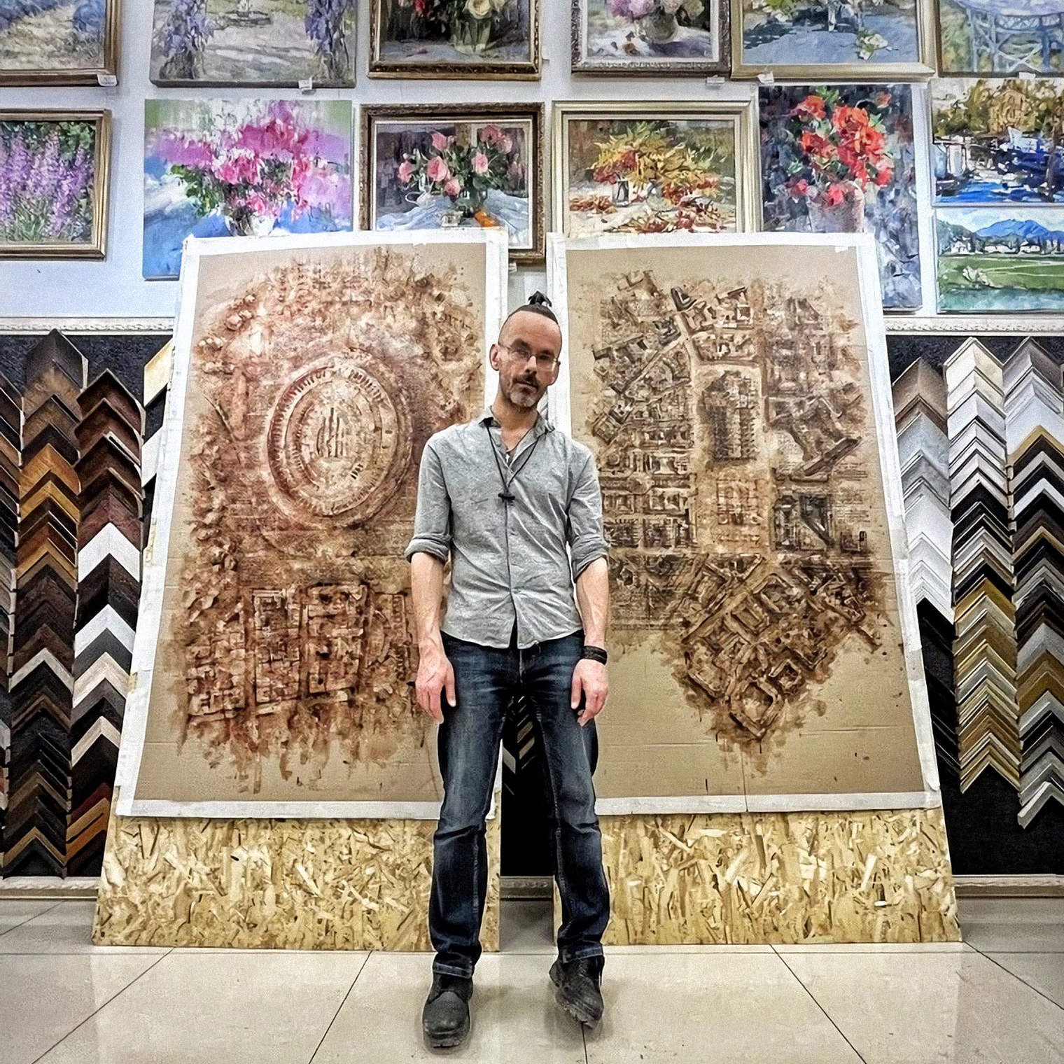 Эдуард Кичигин со своими работами. Источник: pinterest.com