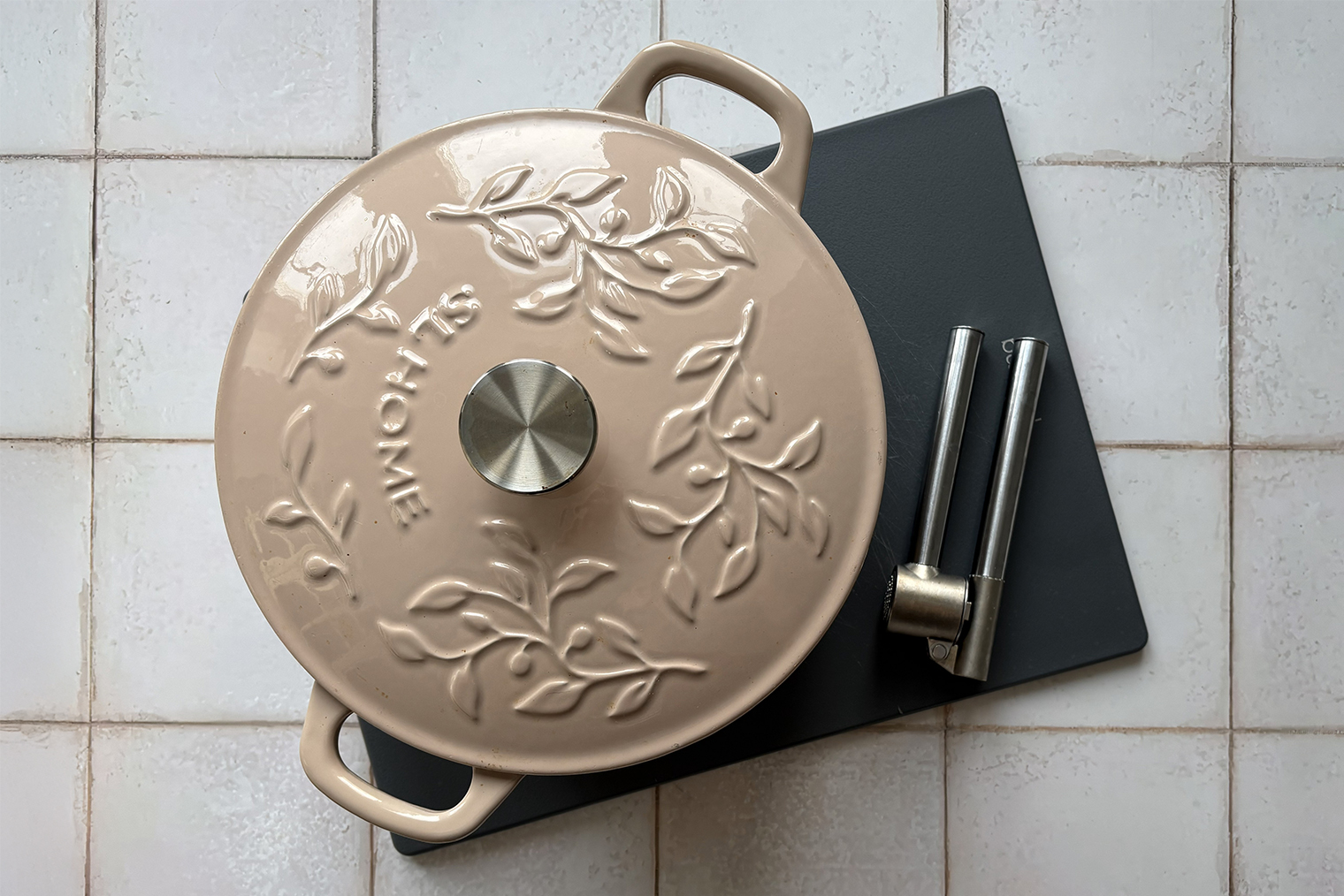 Из инвентаря понадобится чугунок или глубокая сковорода с толстым дном. Еще пригодится пресс для чеснока, но это не обязательно: чеснок можно мелко порубить