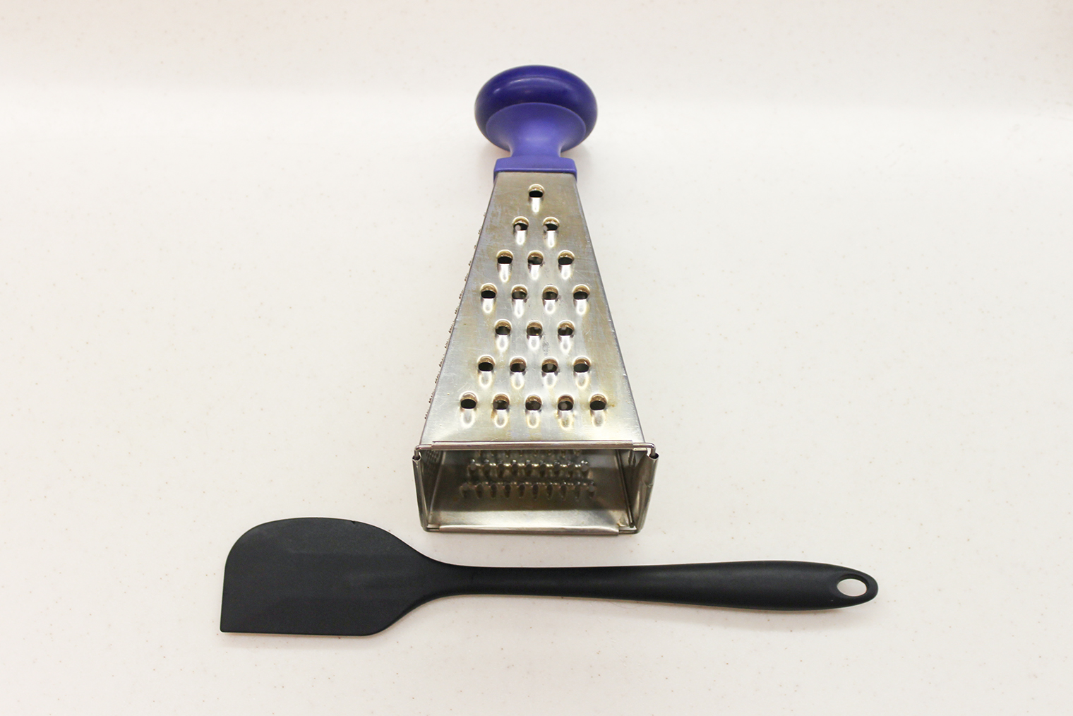 Из инвентаря понадобится крупная терка и кулинарная лопатка