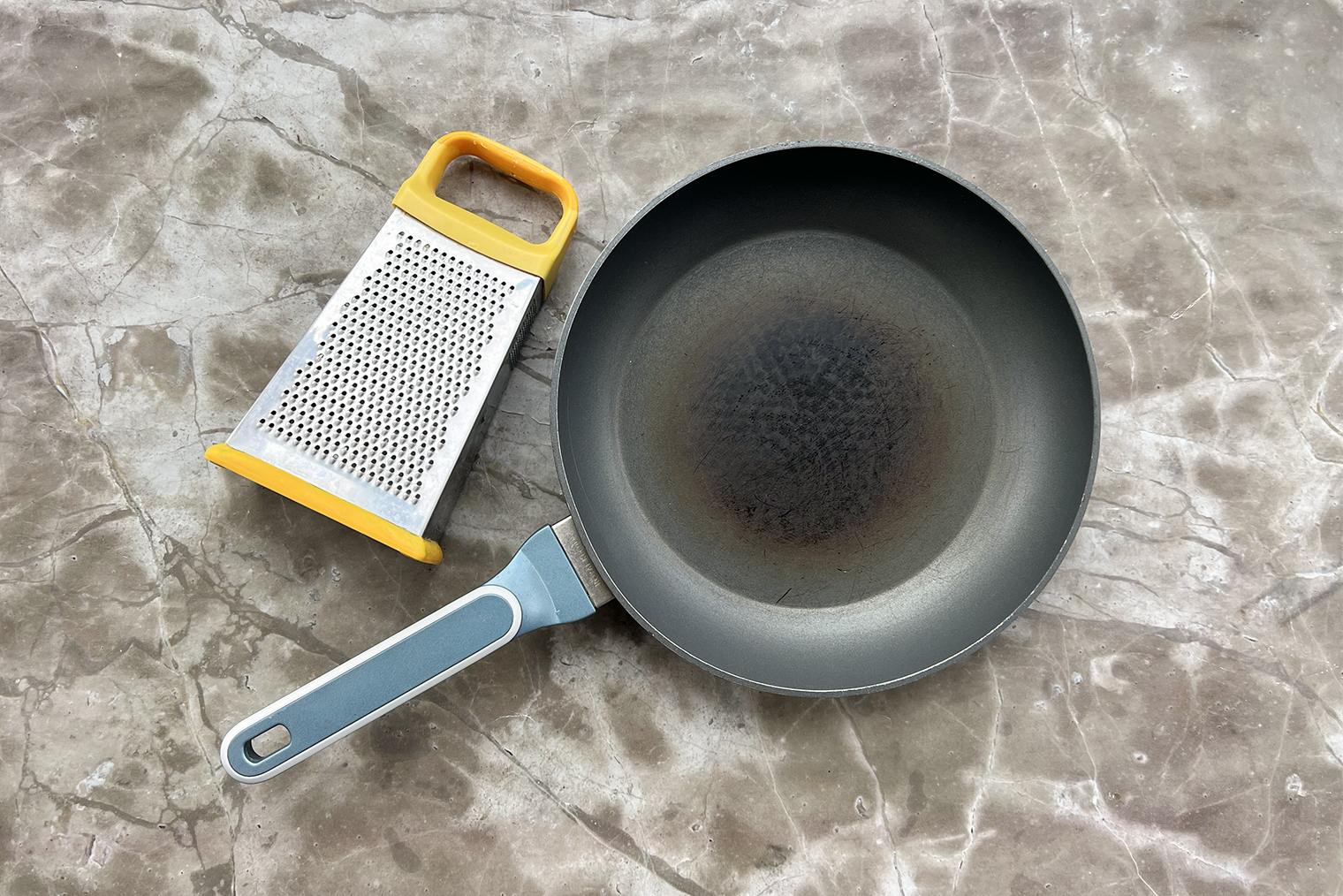 Из инвентаря понадобится мелкая терка. Сковороду лучше взять глубокую: варить рис будем прямо в ней