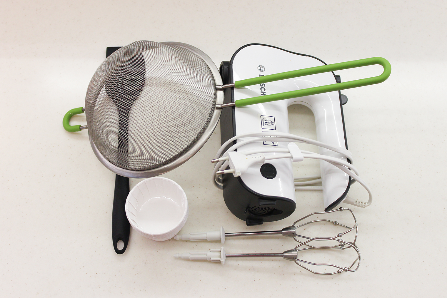 Из инвентаря понадобится сито, лопатка, ручной миксер и формочки для выпечки — у меня бумажные, но подойдут и силиконовые или металлические