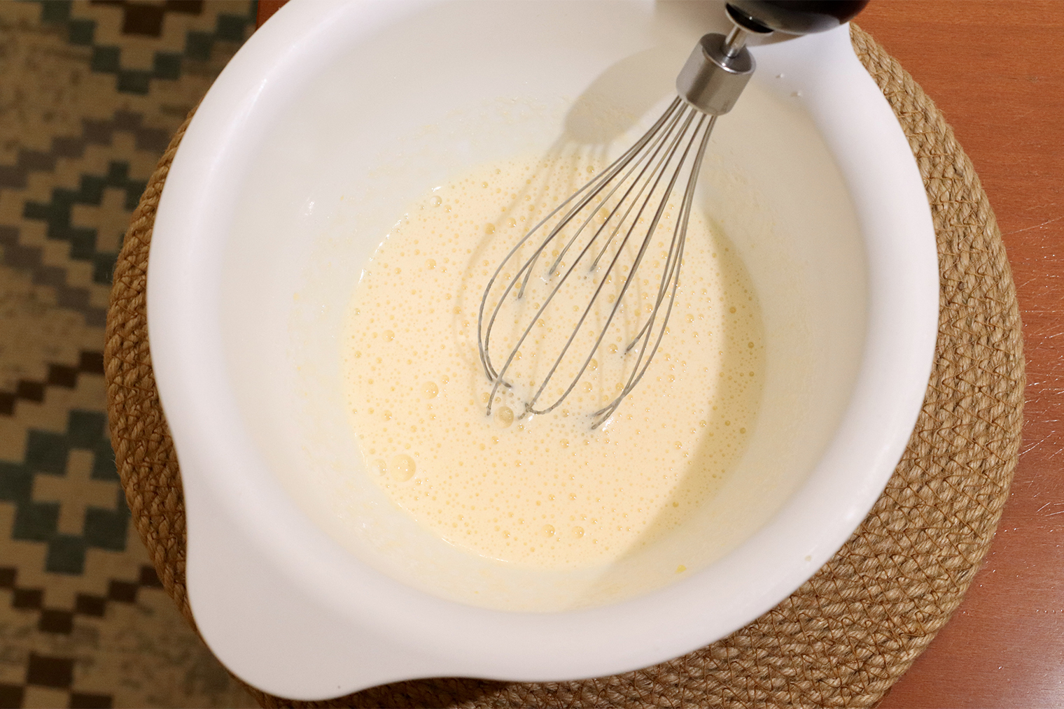 Шаг 1. Яйца с сахаром взбейте миксером на средней скорости или венчиком. Масса должна посветлеть, покрыться пузырьками и слегка увеличиться — у меня ушло на это 5 минут