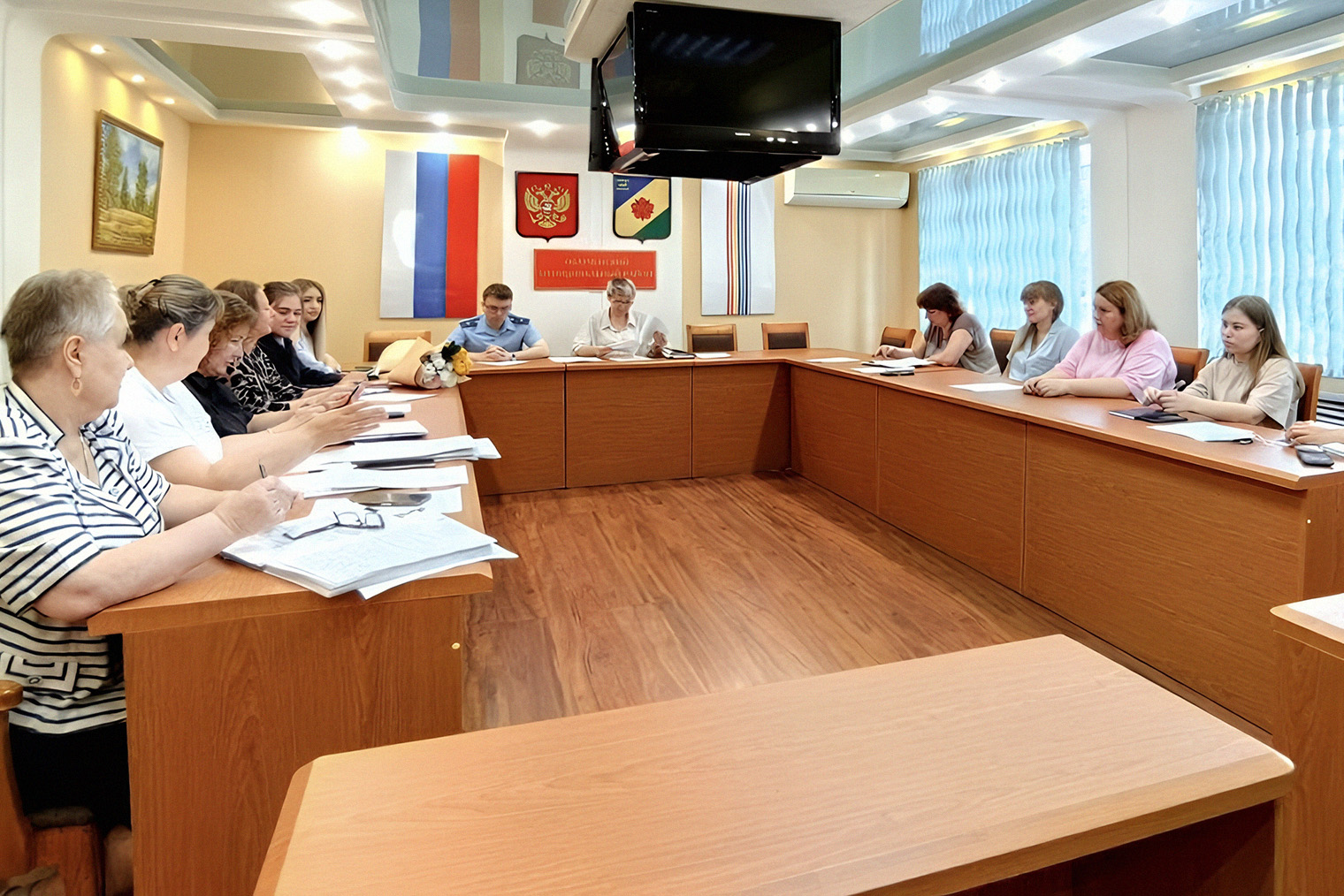 Заседание муниципальной комиссии по делам несовершеннолетних и защите их прав Облученского района Еврейской автономной области. Источник: сообщество в vk.com