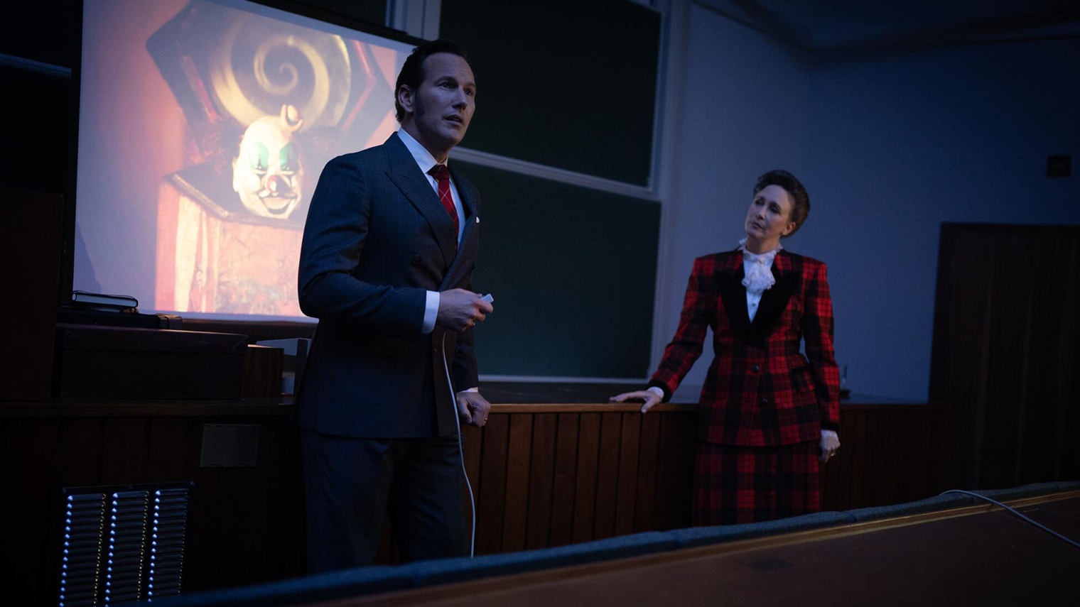 Эд и Лоррейн не в лучшей форме: их почти никто не воспринимает всерьез, а жизнь на пенсии лишена приключений. Особенно грустит от этого персонаж Патрика Уилсона