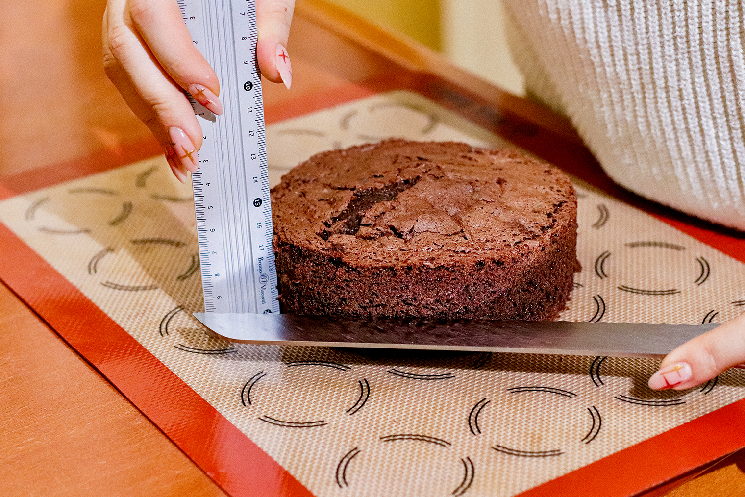 Вместо линейки подойдет любой предмет нужной высоты. Подложите его под нож как подставку