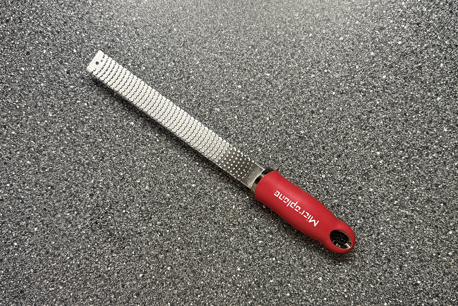 Из инвентаря понадобится мелкая терка или овощечистка, чтобы снять цедру с лимона