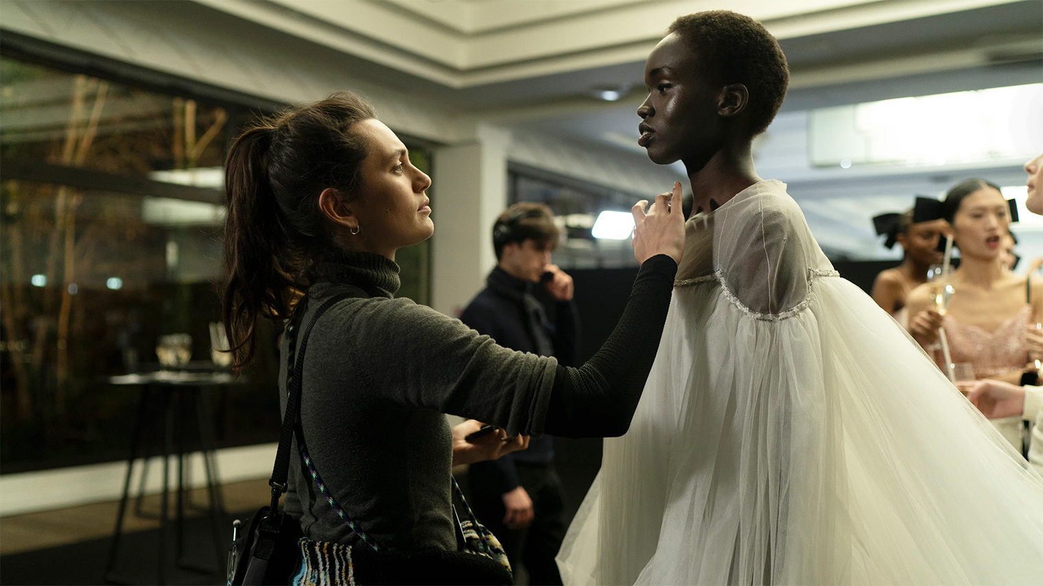 Мимолетные, но оставляющие след знакомства в бурлящем мире фешен-индустрии — один из лейтмотивов фильма