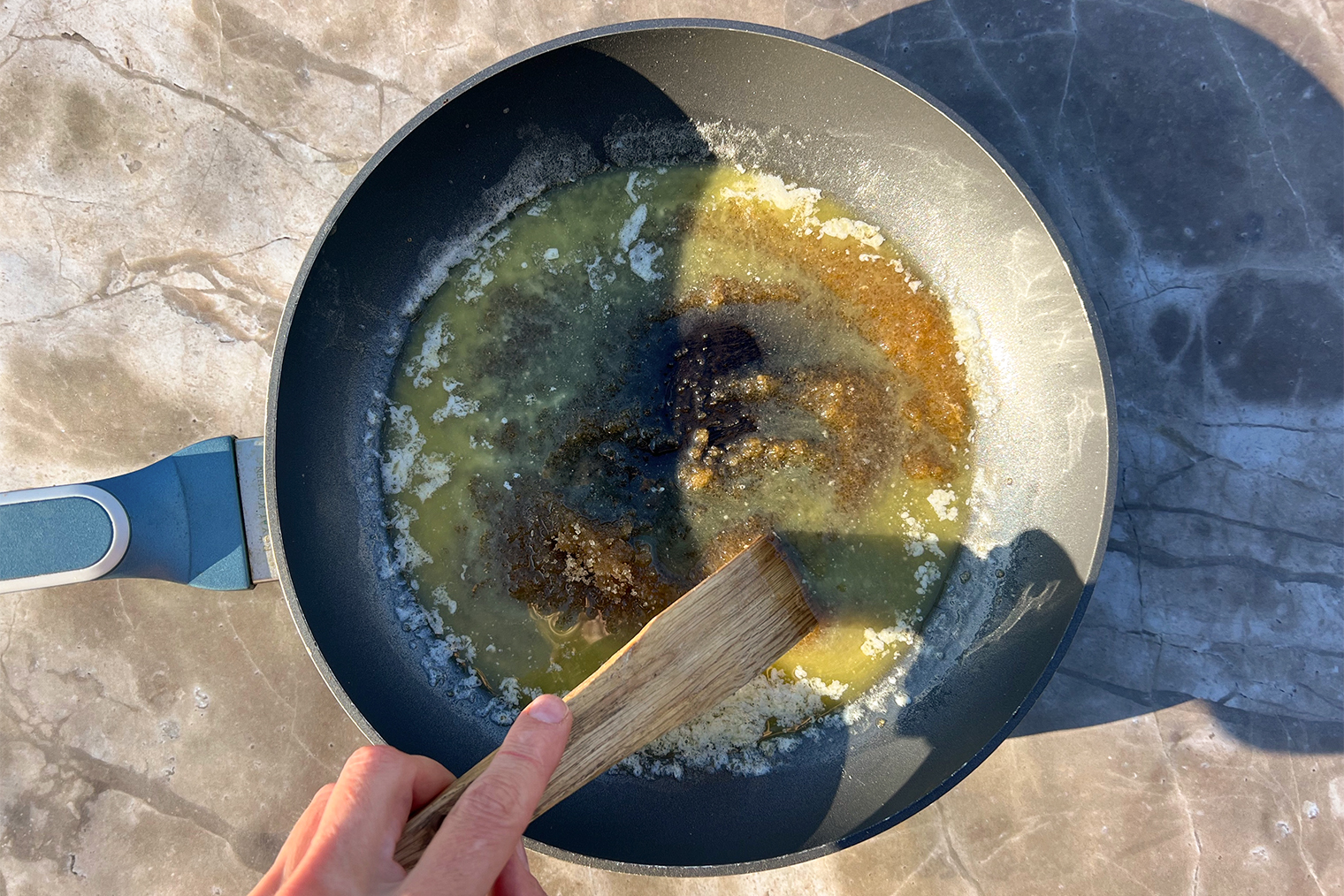 Шаг 1. Сливочное масло растопите в сковороде на среднем огне. Добавьте сахар и готовьте до растворения, помешивая, 2—3 минуты. Дайте смеси покипеть еще 3 минуты. За это время сахар карамелизируется