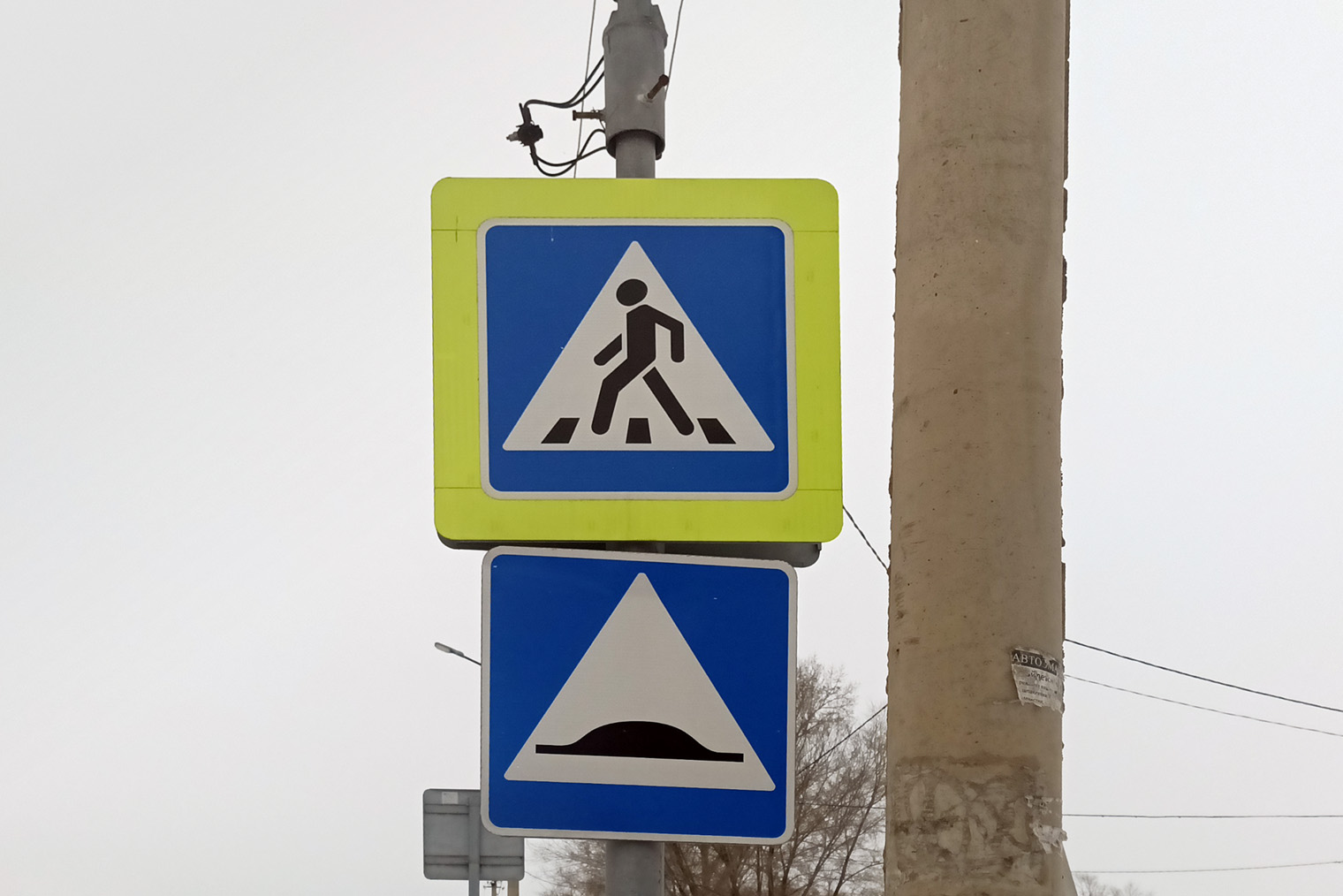 Нерегулируемый пешеходный переход обозначают знаками, разметкой либо и тем и другим. Светофоров на нем нет
