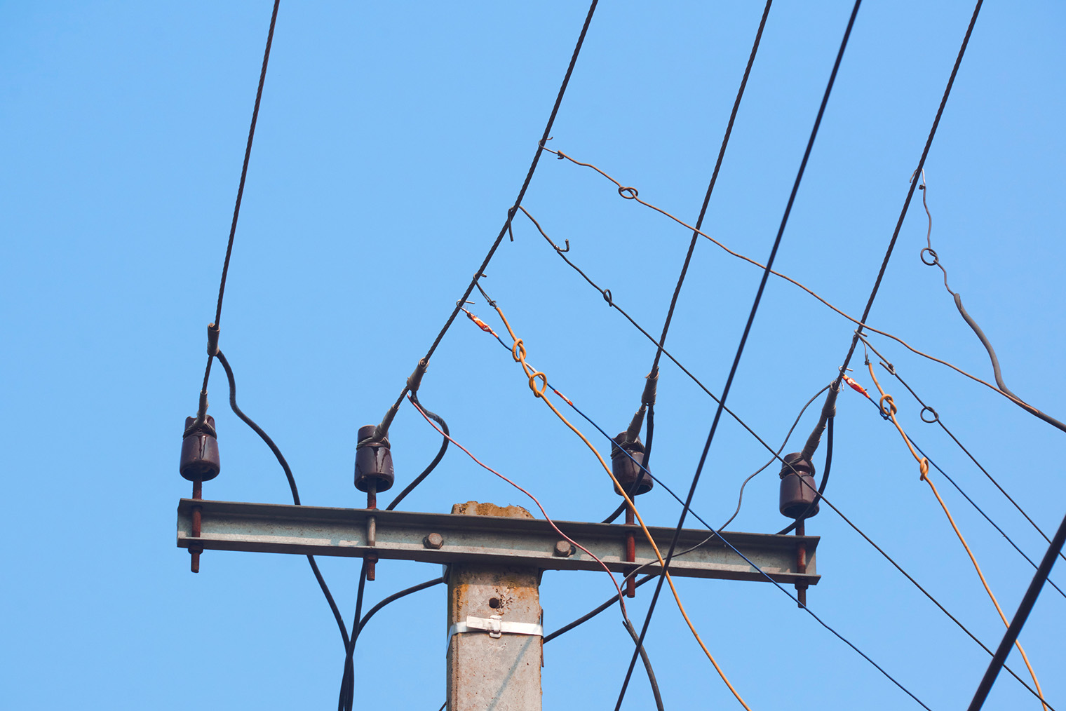 Заметить чужие провода на своей линии несложно, другое дело — понять, куда они ведут. Тут понадобится опытный электрик. Фотография: Suprabhat Dutta / iStock
