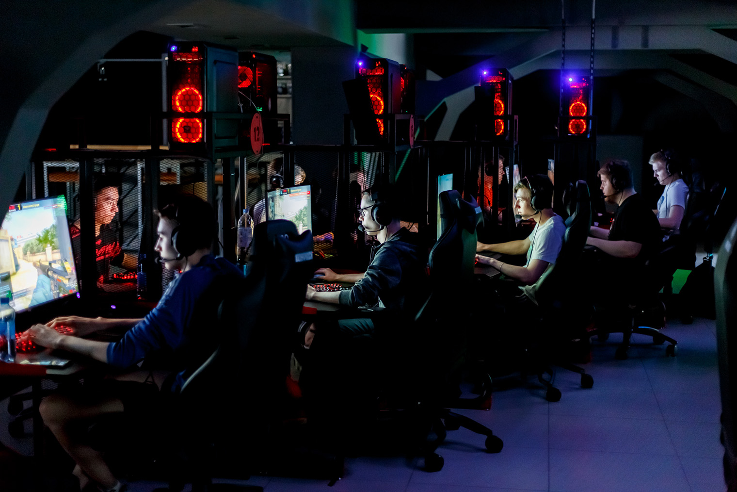 Студенты школы во время тренировки. Источник: whykick.org