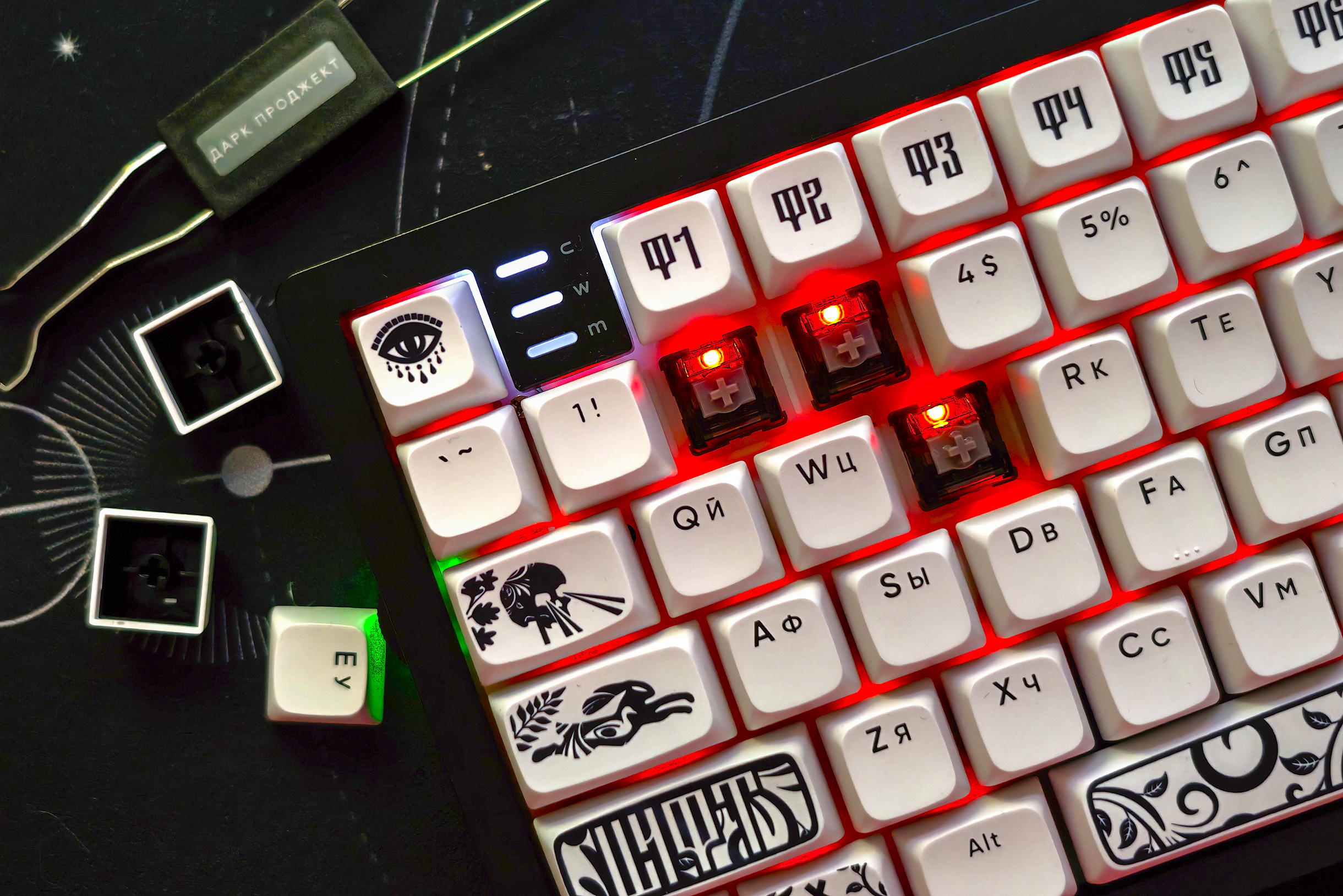Подсветка каждой клавиши настраивается отдельно, доступно много цветов и анимаций. Но сами клавиши тут непрозрачные