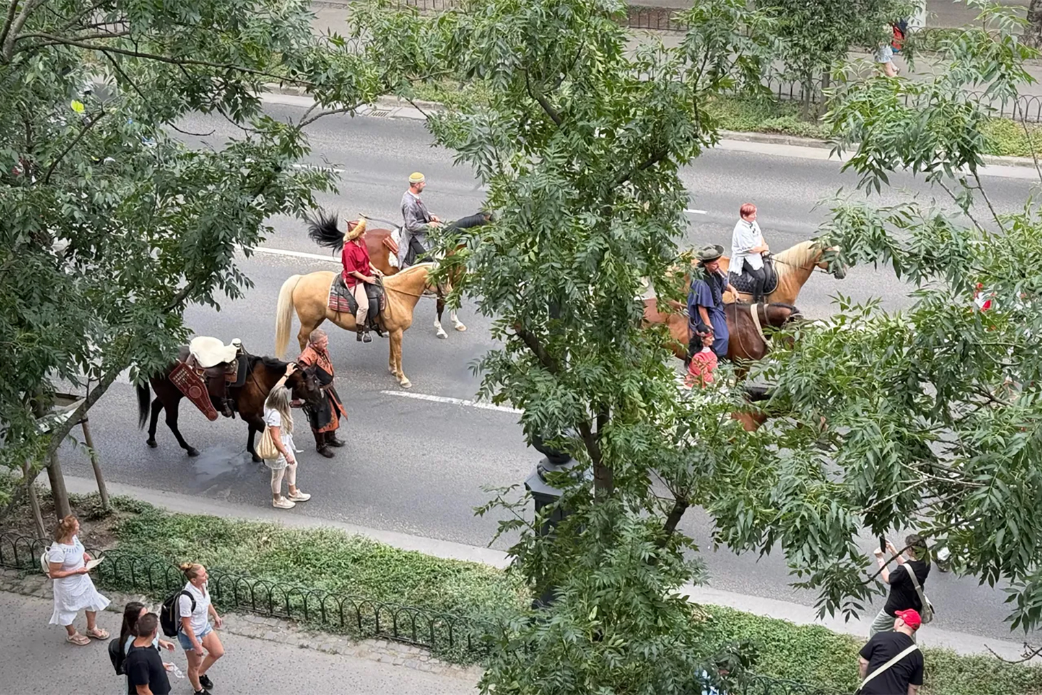 Я живу в самом центре, прямо на главном проспекте Андраши. Часто мои утра начинаются с наблюдения какого-нибудь городского мероприятия с балкона. Например, в ту субботу было шествие пастухов — этаких венгерских ковбоев с кнутами. Еще я частенько вижу, как прямо у меня под окнами разворачиваются сцены из кино — это неспроста: в Будапеште снимают многие голливудские киностудии, а проспект Андраши и мой дом становятся героями фильмов