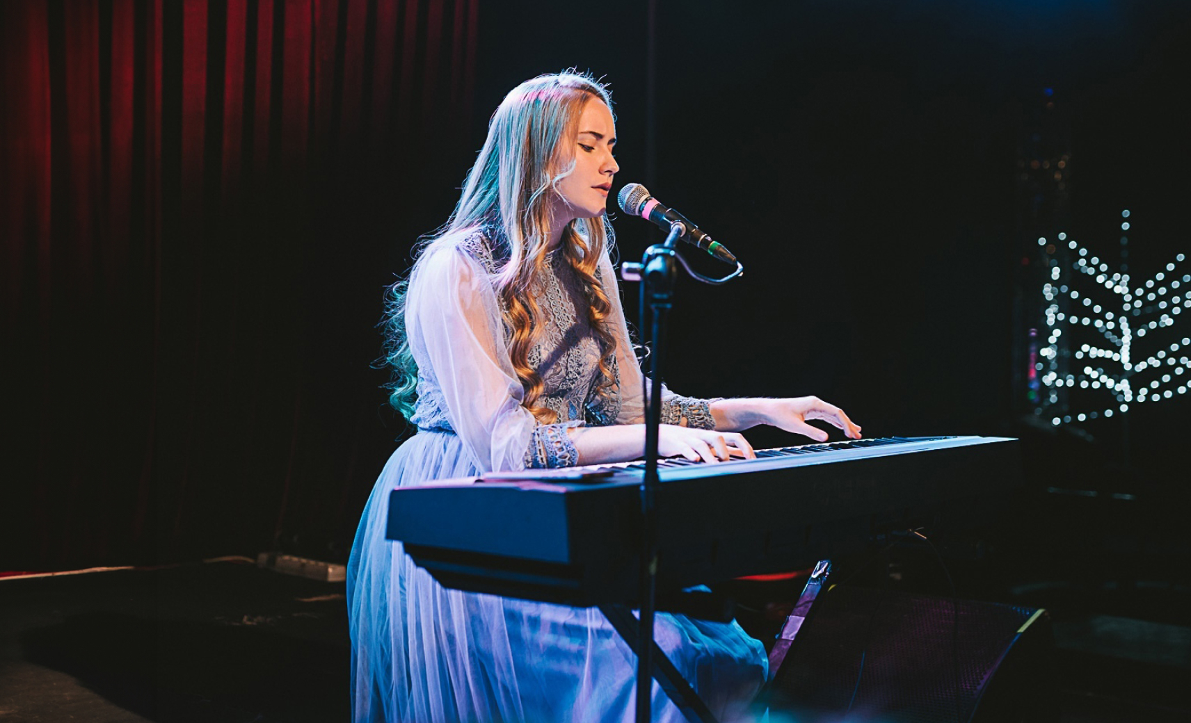 Элли на маковом поле